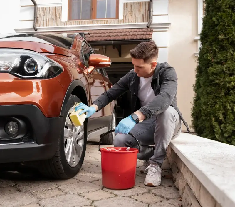 Lavage auto à domicile Villers-Bocage : professionnel intervenant sur un véhicule
